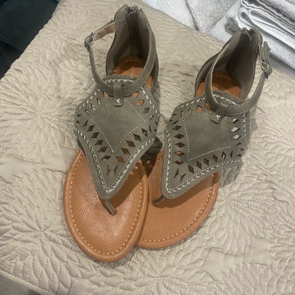 Report Women's Sandals in Olive and Tan